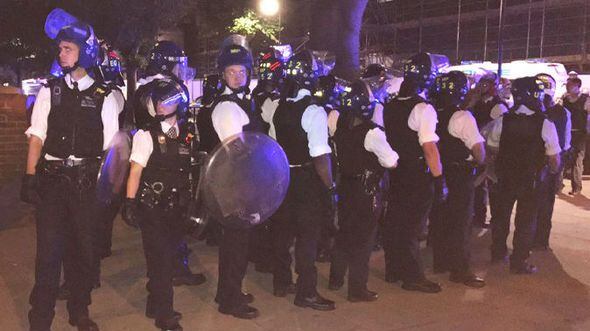 Disordini a Londra: a Stamford Hill è caccia all'uomo