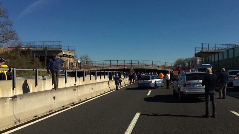 Il crollo di un ponte sulla A14 pubblicato su Twitter da Francesco Ameli