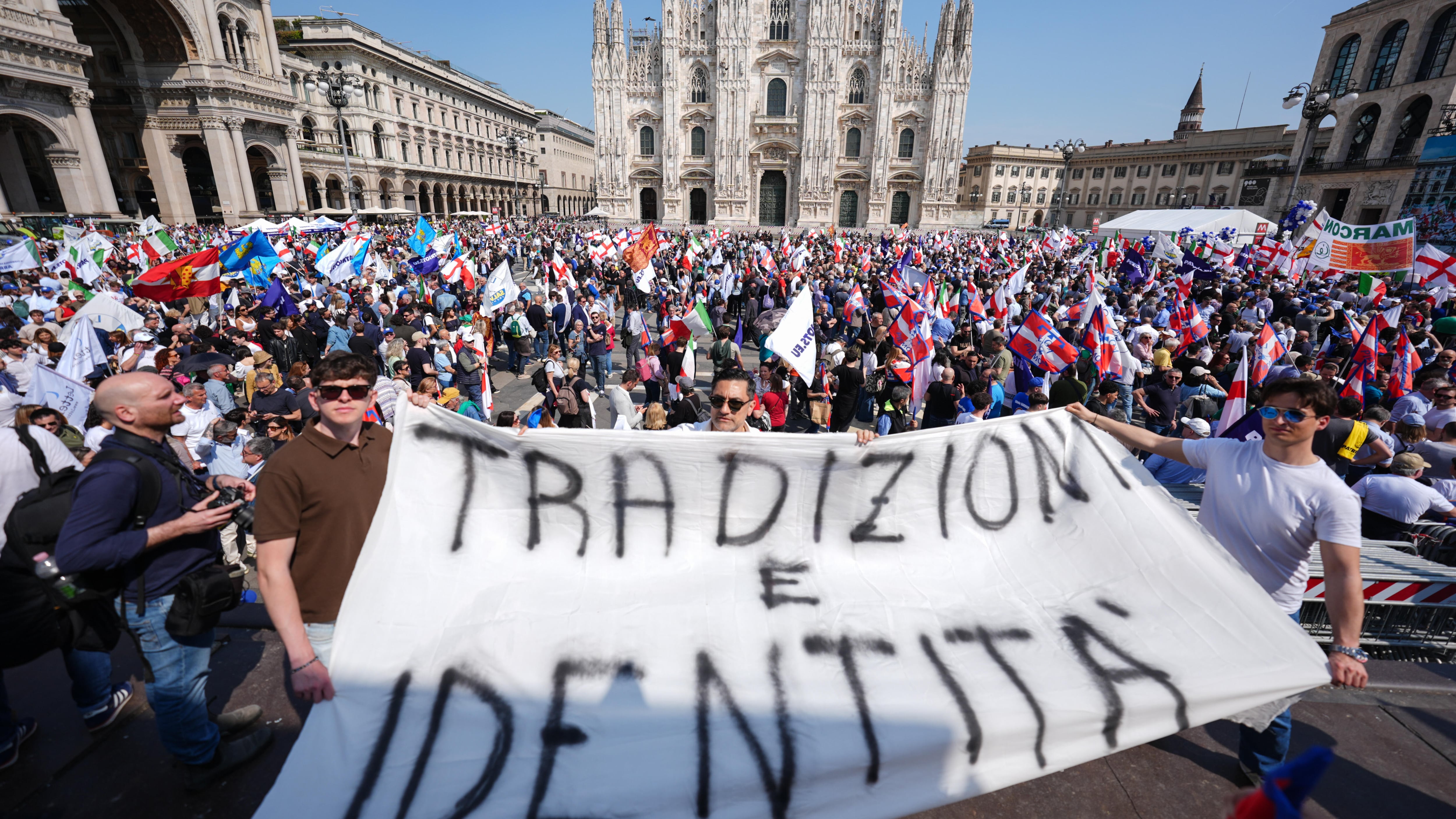 All’ombra del Duomo anche i trattori con i clacson. "Non ci arrenderemo"