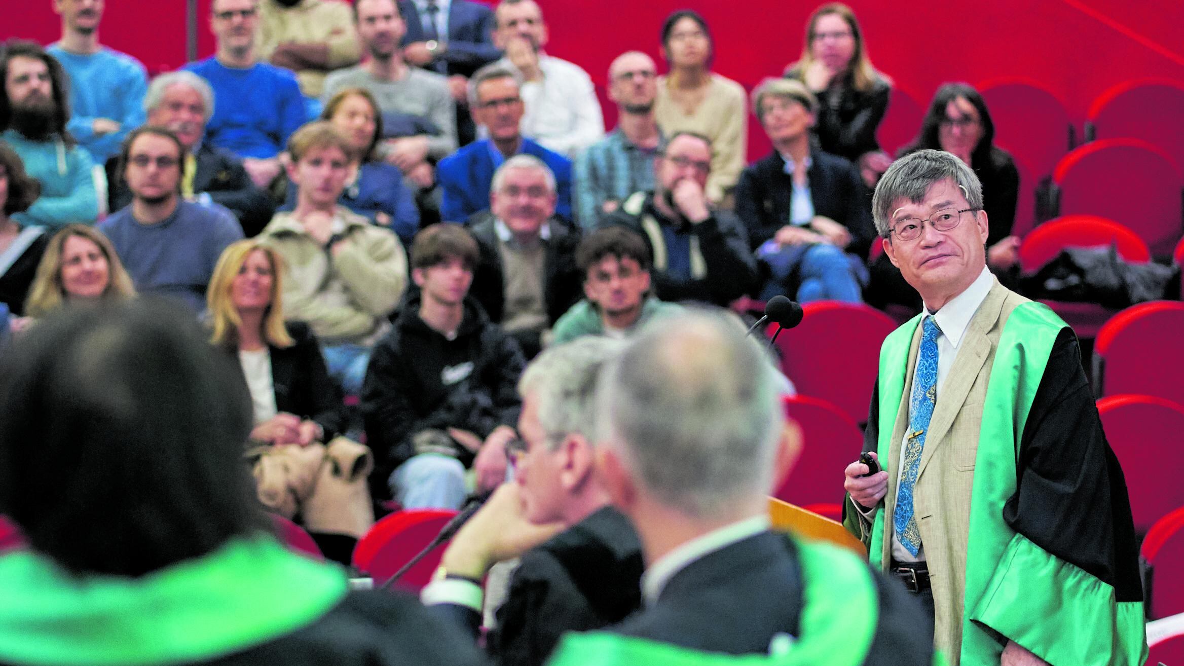 Laurea honoris al Nobel che inventò i led a luce blu