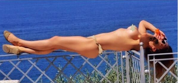 Naike Rivelli, topless per i 150.000 follower 3