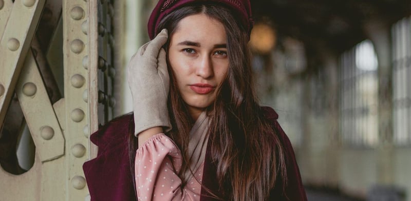Outfit di tendenza con il borgogna