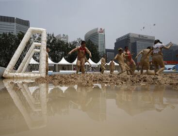 Quattro calci al pallone nel fango a Pechino 4