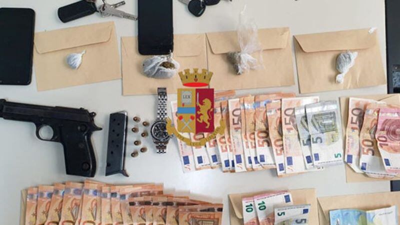 Napoli, 5 giovani arrestati per possesso di pistola e marijuana
