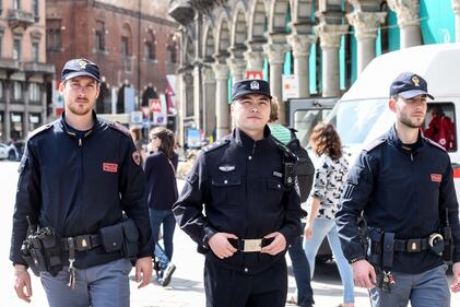 I poliziotti cinesi pattugliano Milano 7