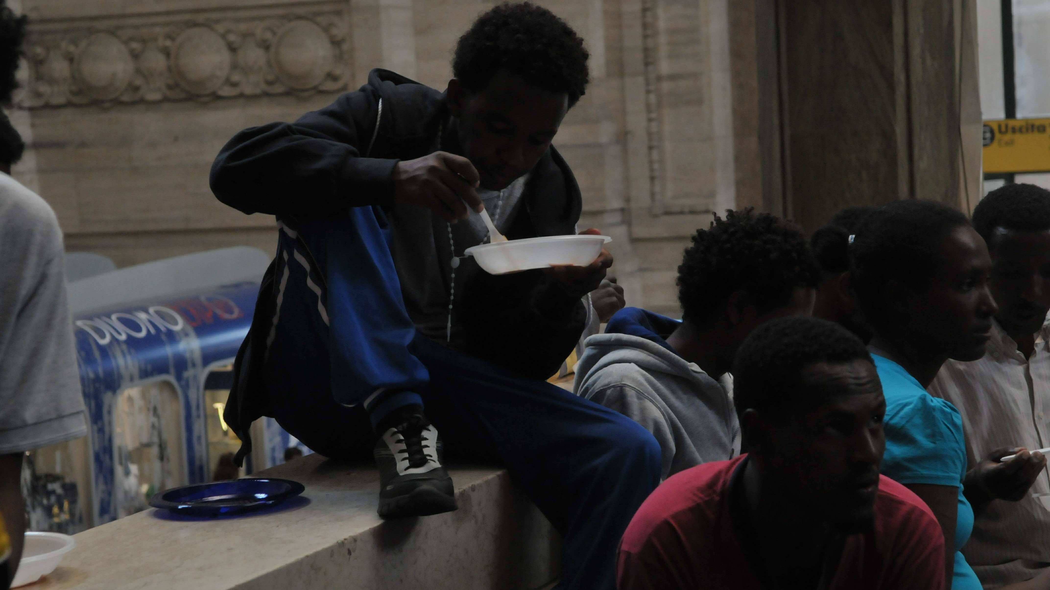 Immigrati, Renzi e Bagnasco: "Non istigare alla paura". Ma gli italiani non stanno con loro