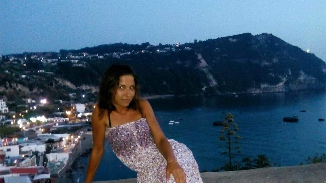Donna trovata morta a Ischia, fermato il compagno. "Ore di agonia nel dirupo"