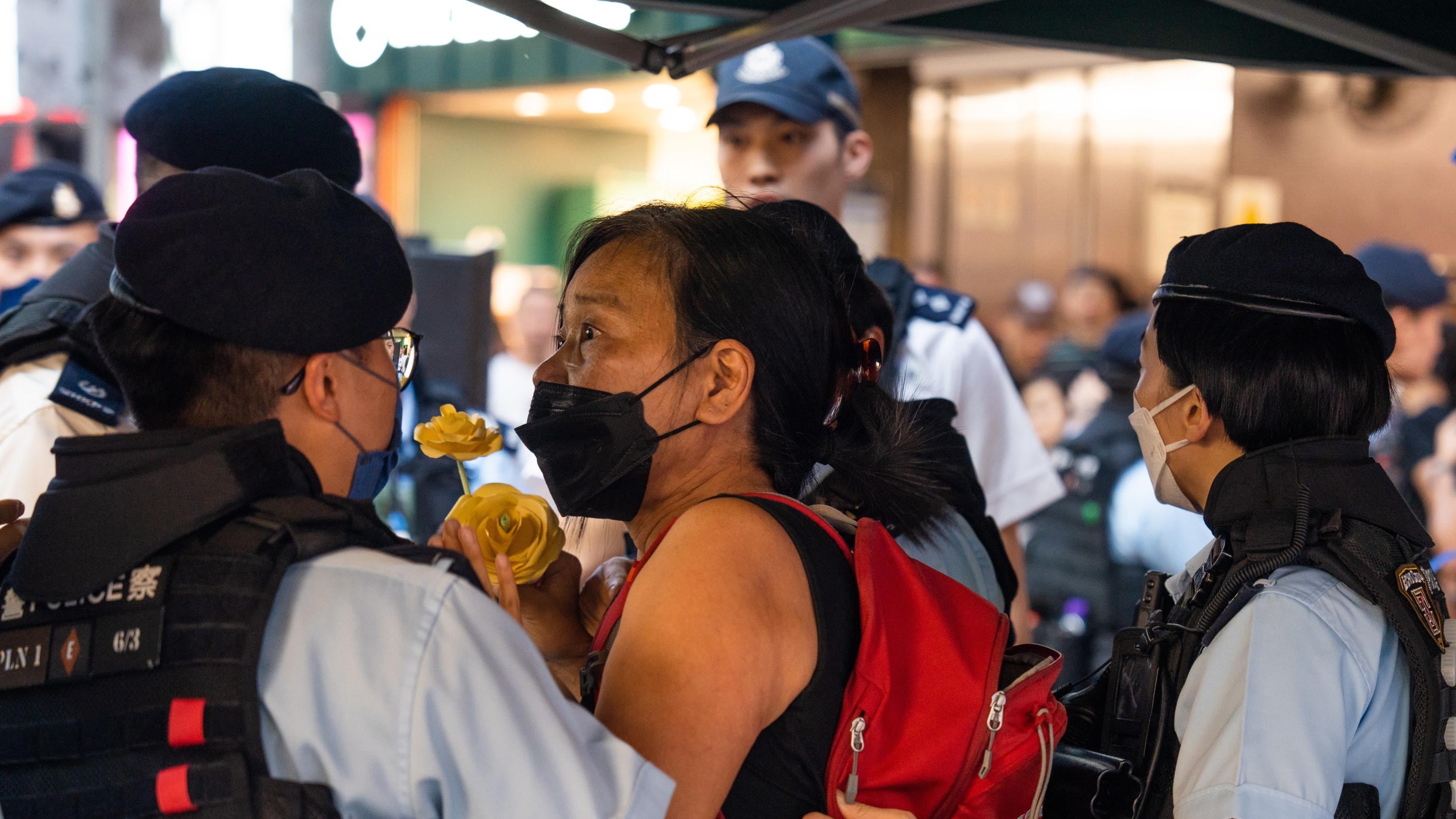 Maxi retata a Hong Kong. In carcere per due fiori nel giorno di Tienanmen
