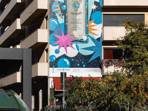 Gli street art più famosi reinterpretano il "blu" Bombay Sapphire