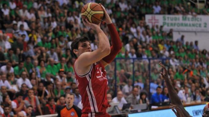 Milano all'ultimo secondo con Siena, si va a gara 7