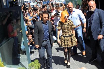 Lady Gaga a Bucarest, senza slip 5