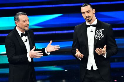 Ibrahimovic sul palco di Sanremo con la giacca col suo logo 7