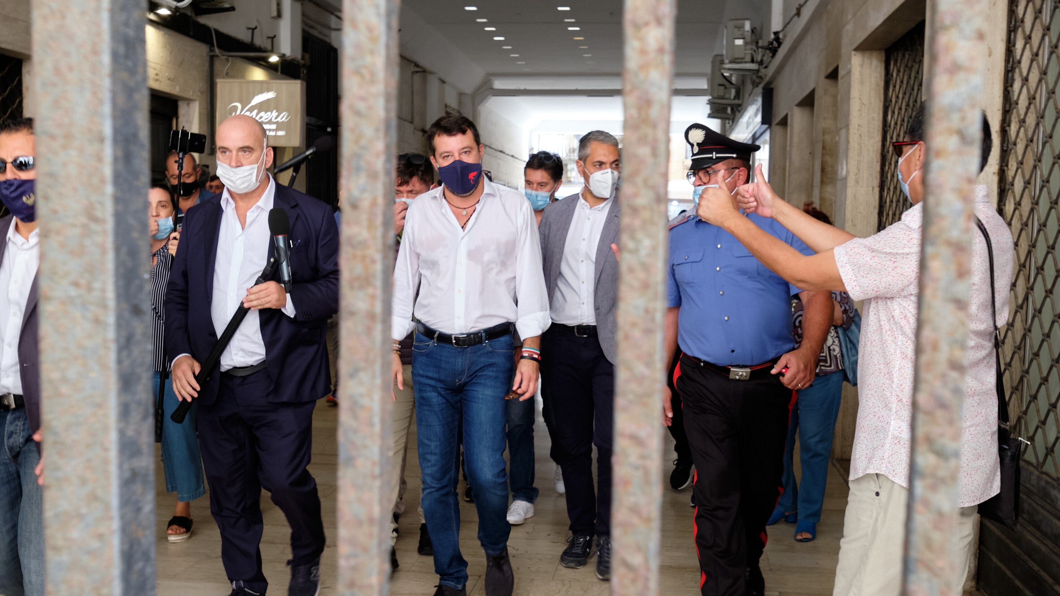 "C'è Salvini: la città è blindata". E il Pd sfila con gli antagonisti