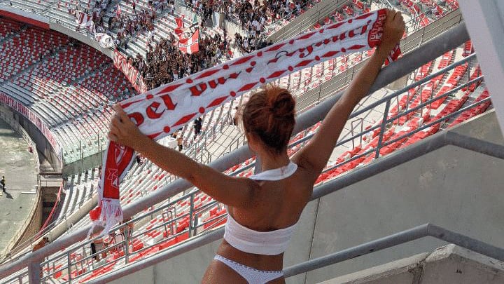 Tifosa del Bari mostra il lato B allo stadio: "Come al mare di spalle…"