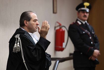 Di Pietro torna a vestire la toga 10