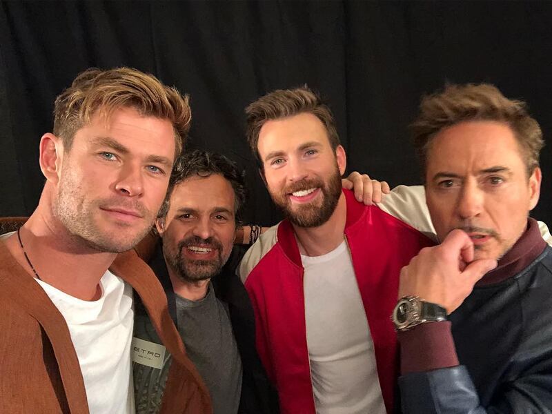 Dopo aver cantato Blondie e i Beatles, gli eroi di Avengers EndGame si divertono insieme posando per i loro fan 6