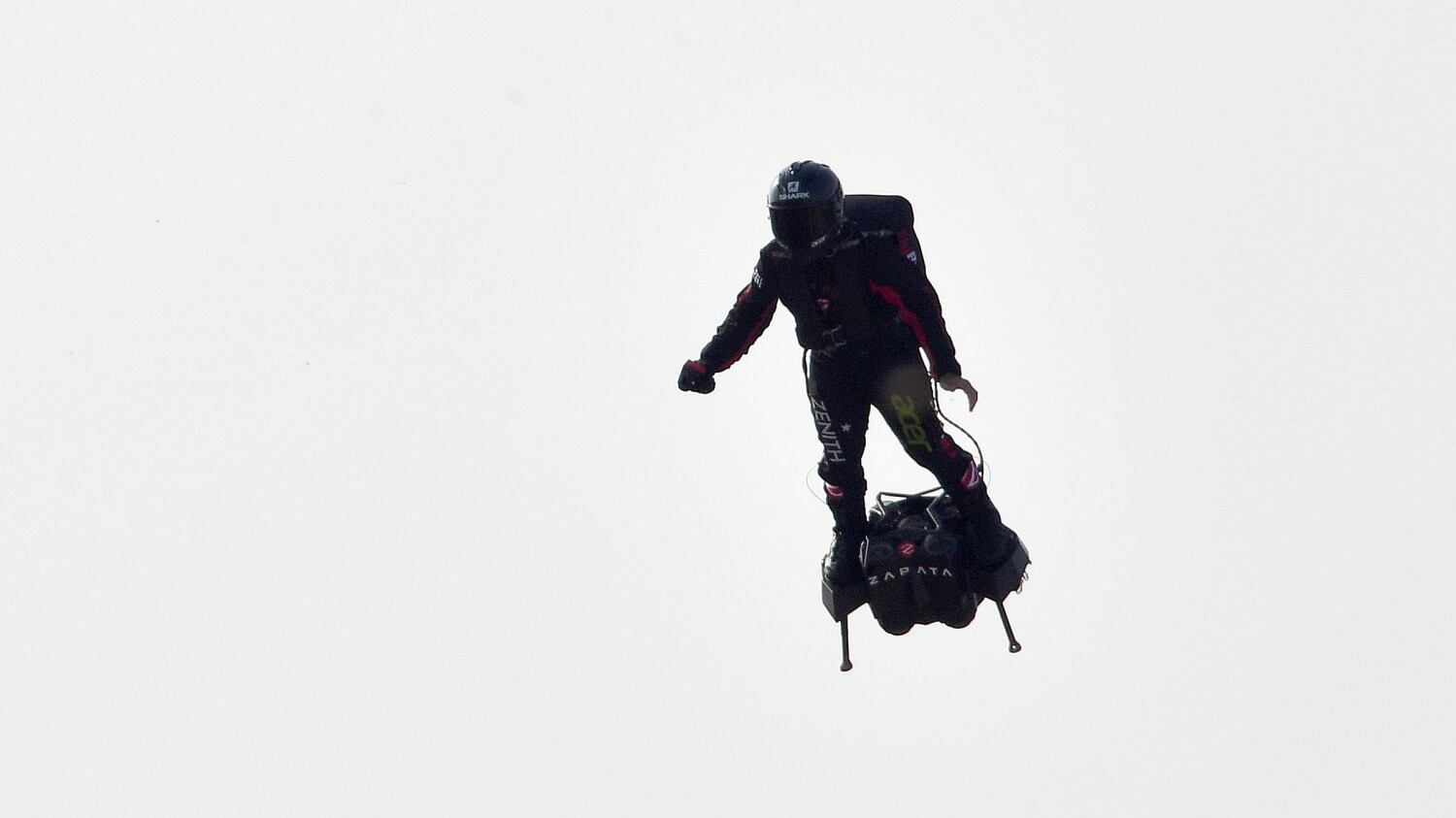 L'uomo volante ha attraversato la Manica a bordo del Flyboard