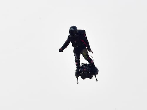 L'uomo volante ha attraversato la Manica a bordo del Flyboard