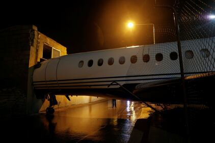 C'è troppo vento: l'aereo viene spazzato via 9