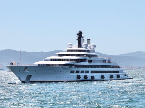 Risolto il giallo dello yacht da 140 metri: di chi è e cosa c'è a bordo