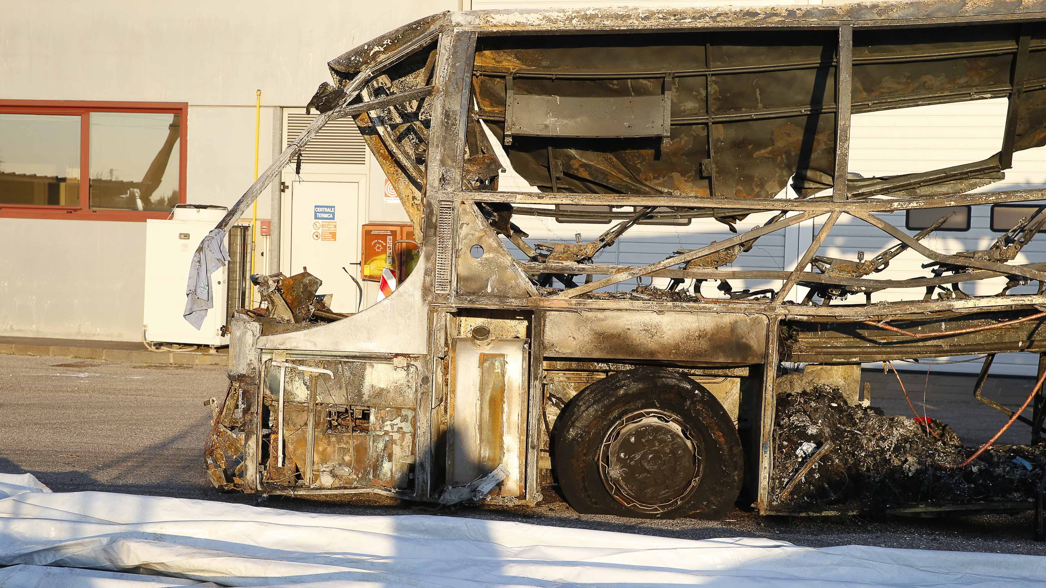 Bus si schianta e va a fuoco. Perdono la vita 16 studenti