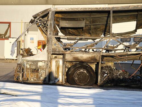 Bus si schianta e va a fuoco. Perdono la vita 16 studenti