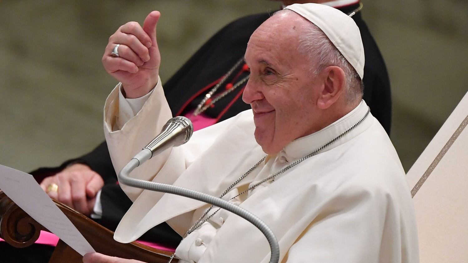 Il Papa su Twitter: "Accogliere, proteggere, integrare"
