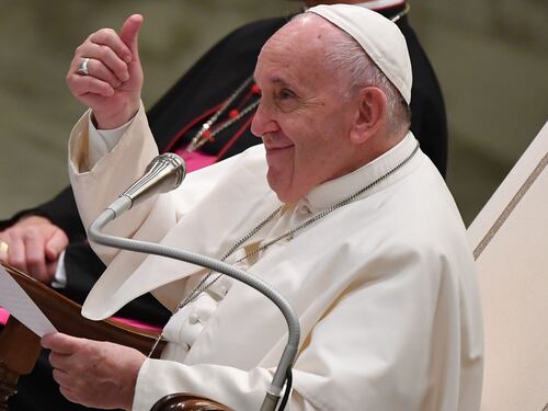 Il Papa su Twitter: "Accogliere, proteggere, integrare"