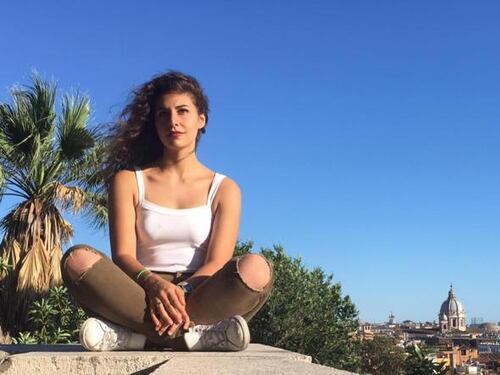 Deborah, chiesa gremita per i funerali del padre: "Lorenzo, sei un grande"