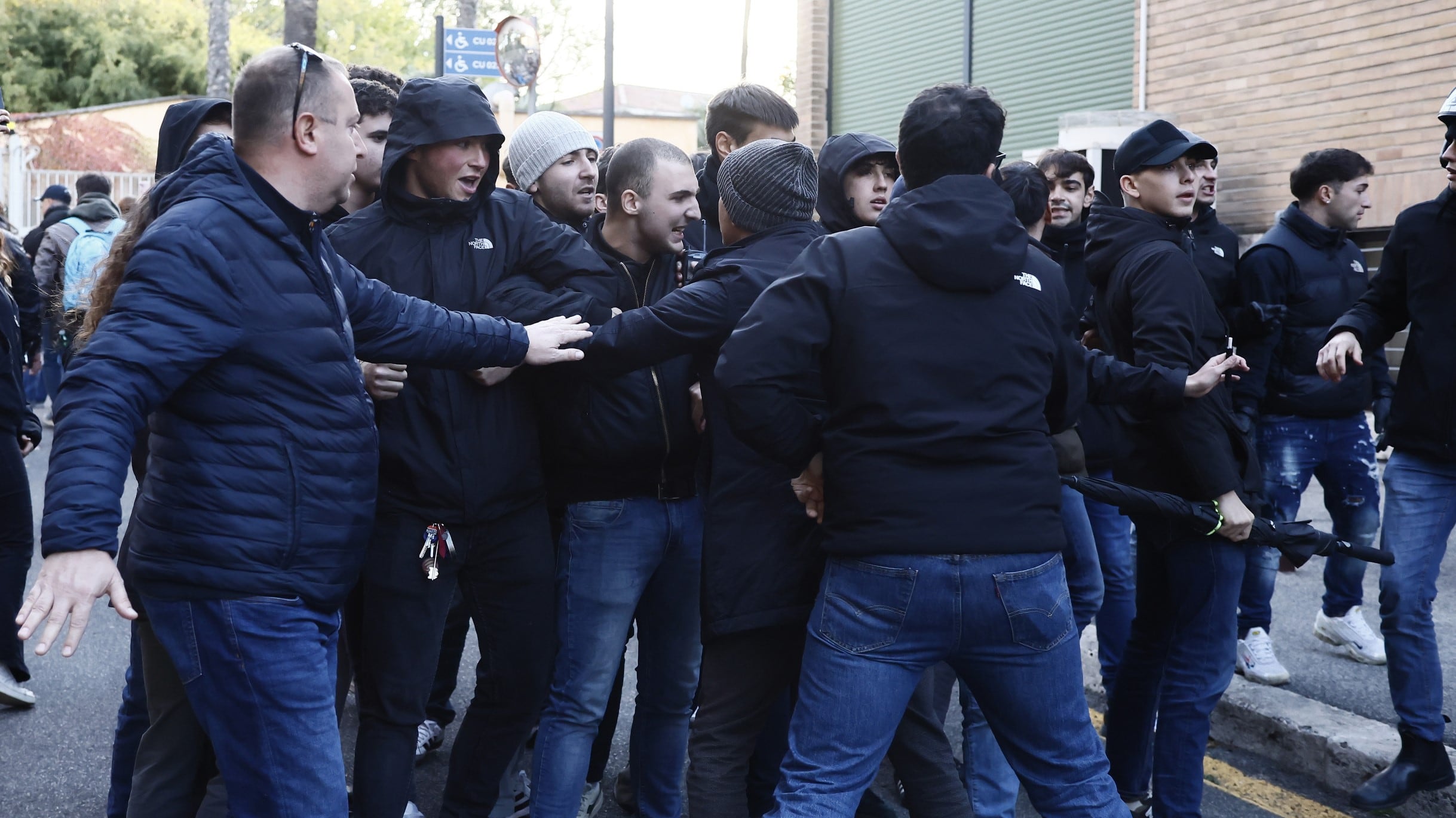 "Fuori i fascisti dall'università". Cambiare Rotta contro Azione Universitaria