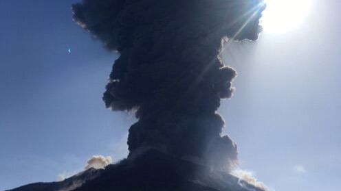 A Stromboli è l'inferno. Esplode il vulcano: un morto e turisti in fuga