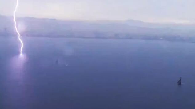 Luna Rossa sfiorata da un fulmine batte il New Zealand. Poi un temporale ferma la regata