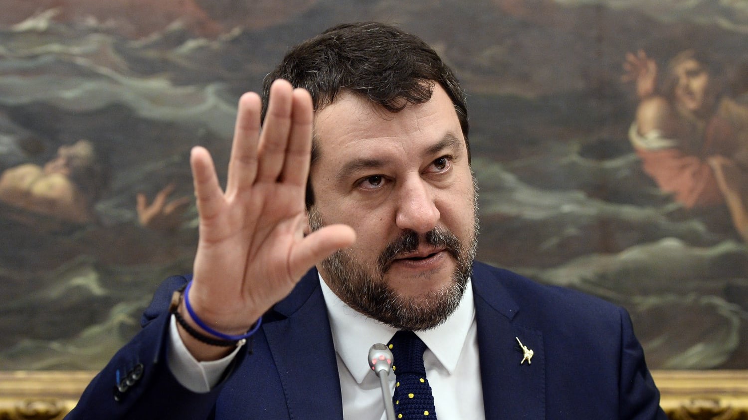 L'appello di Salvini: "Per salvare l'Italia sediamoci tutti ad un tavolo"