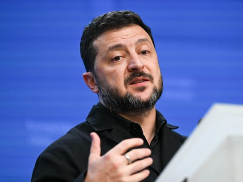Trump lo scarica ancora. E Zelensky si appella all’Ue “Servono altri 70 miliardi”