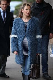 Bridget Jones mamma: Renée Zellweger col pancione sul set 38