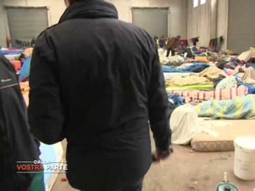 Immigrati aggrediscono la troupe di "Dalla vostra parte"
