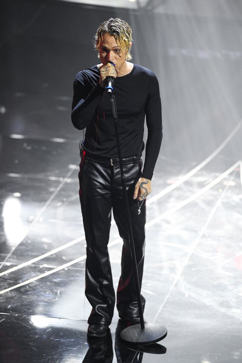 Sanremo 2024: ecco il look della prima serata del Festival di Irama  5