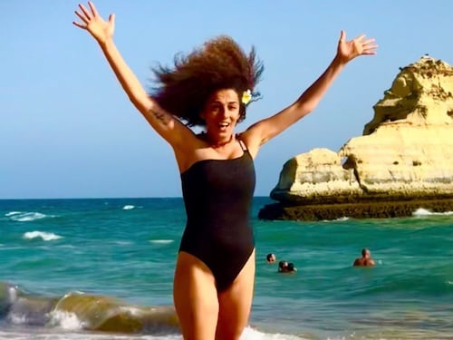 “Copriti o verrai impiccata”. La giornalista iraniana spiega cos’è davvero la “libera scelta” del velo