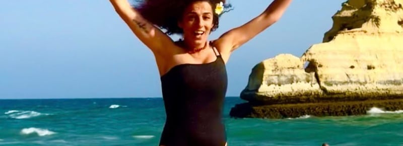 “Copriti o verrai impiccata”. La giornalista iraniana spiega cos’è davvero la “libera scelta” del velo