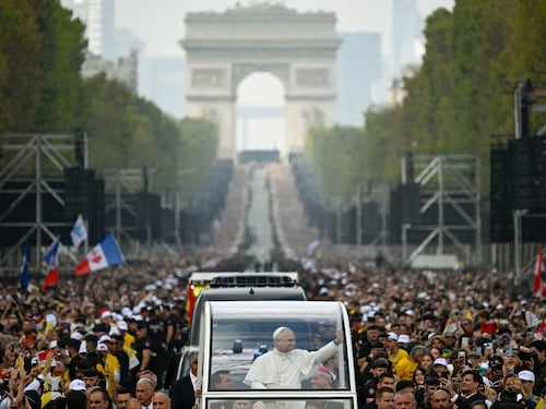 Leone a Parigi: “Non nascondete la fede”