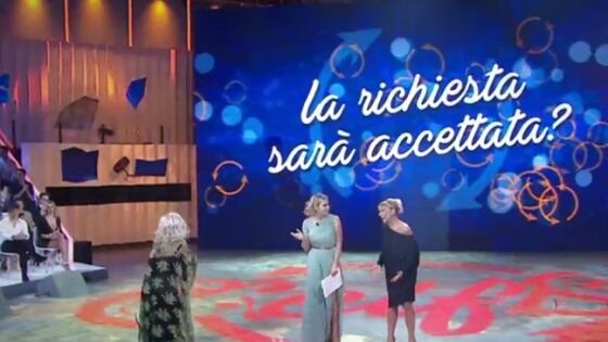 Selfie, scintille in studio tra Tina Cipollari e Katia Ricciarelli