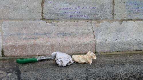 Il portone del Duomo imbrattato da scritte 3