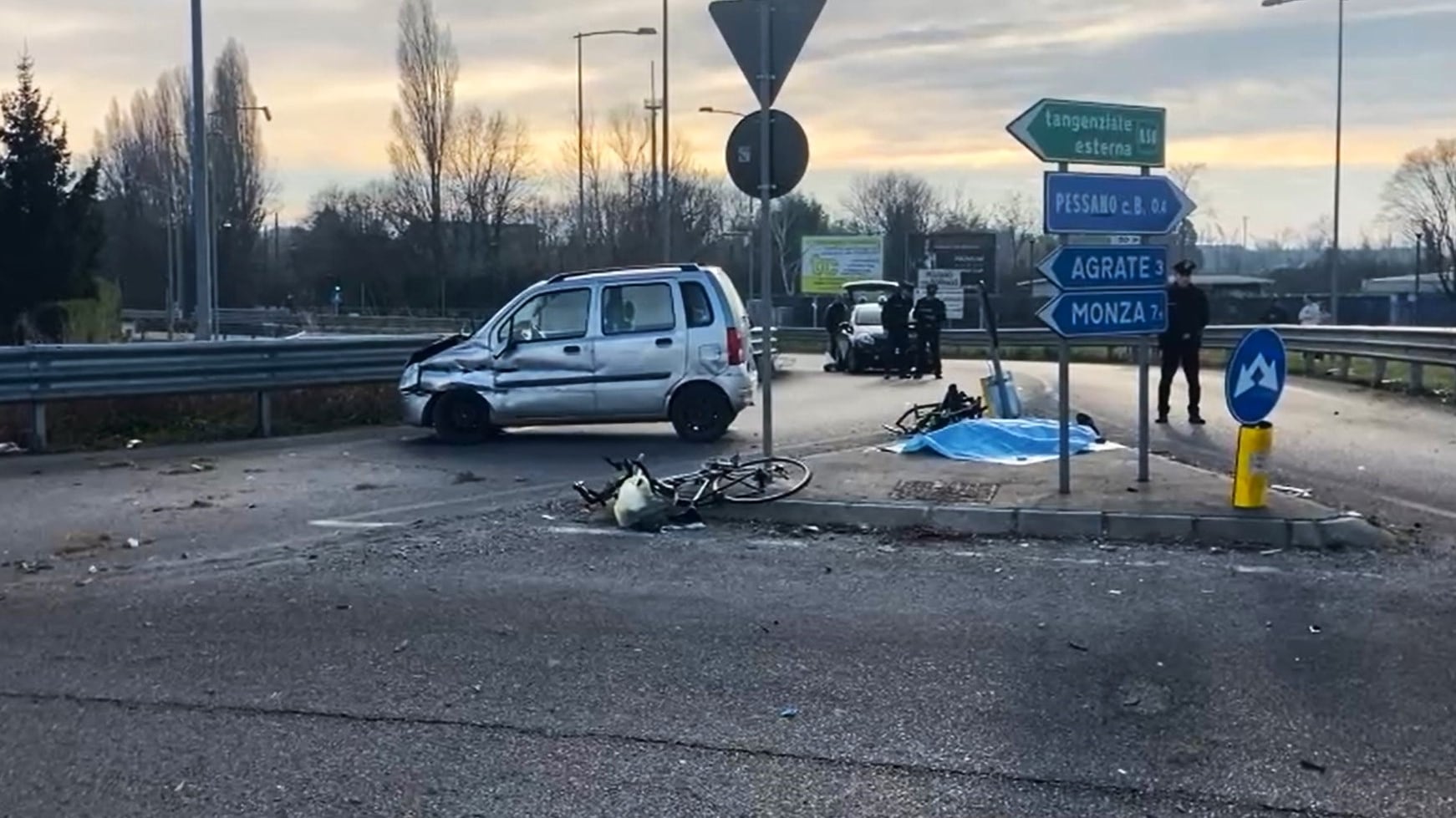 Auto travolge due ciclisti a Milano: un morto e un ferito in gravissime condizioni