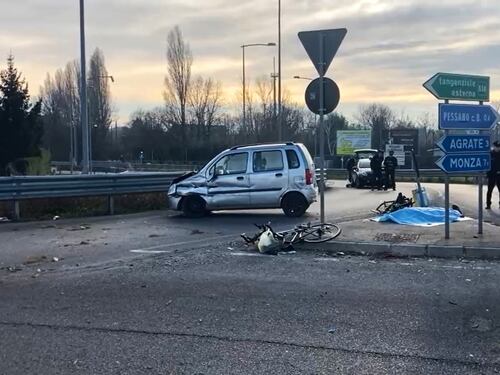 Auto travolge due ciclisti a Milano: un morto e un ferito in gravissime condizioni