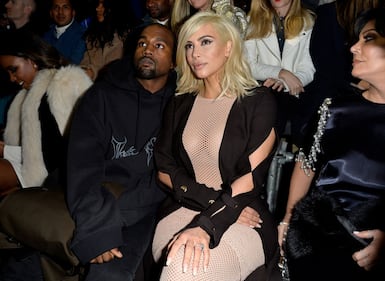 Kim Kardashian bionda e con i seni in vista 2