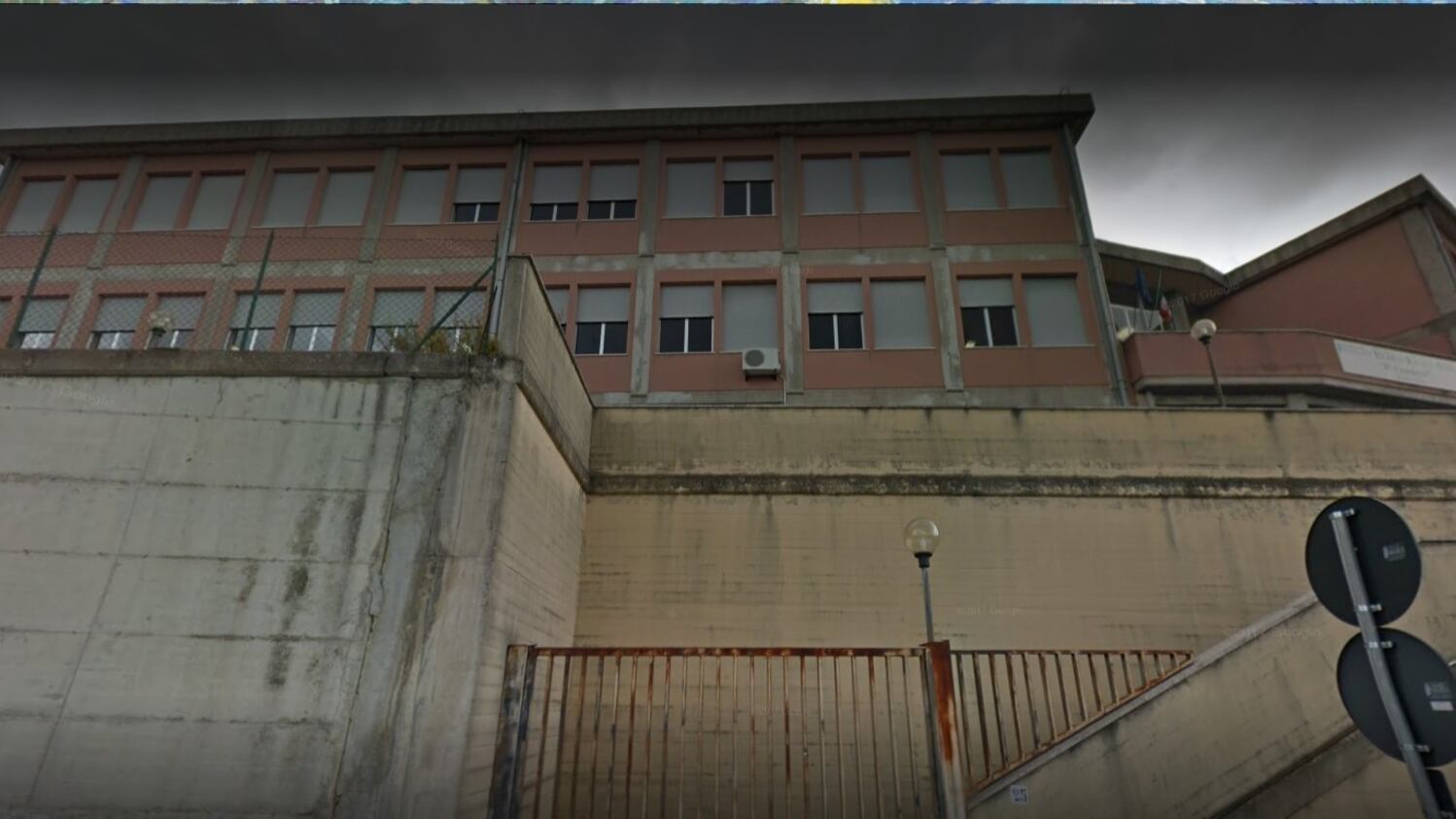 Pescara, molestie e abusi su studenti minorenni: condannato custode