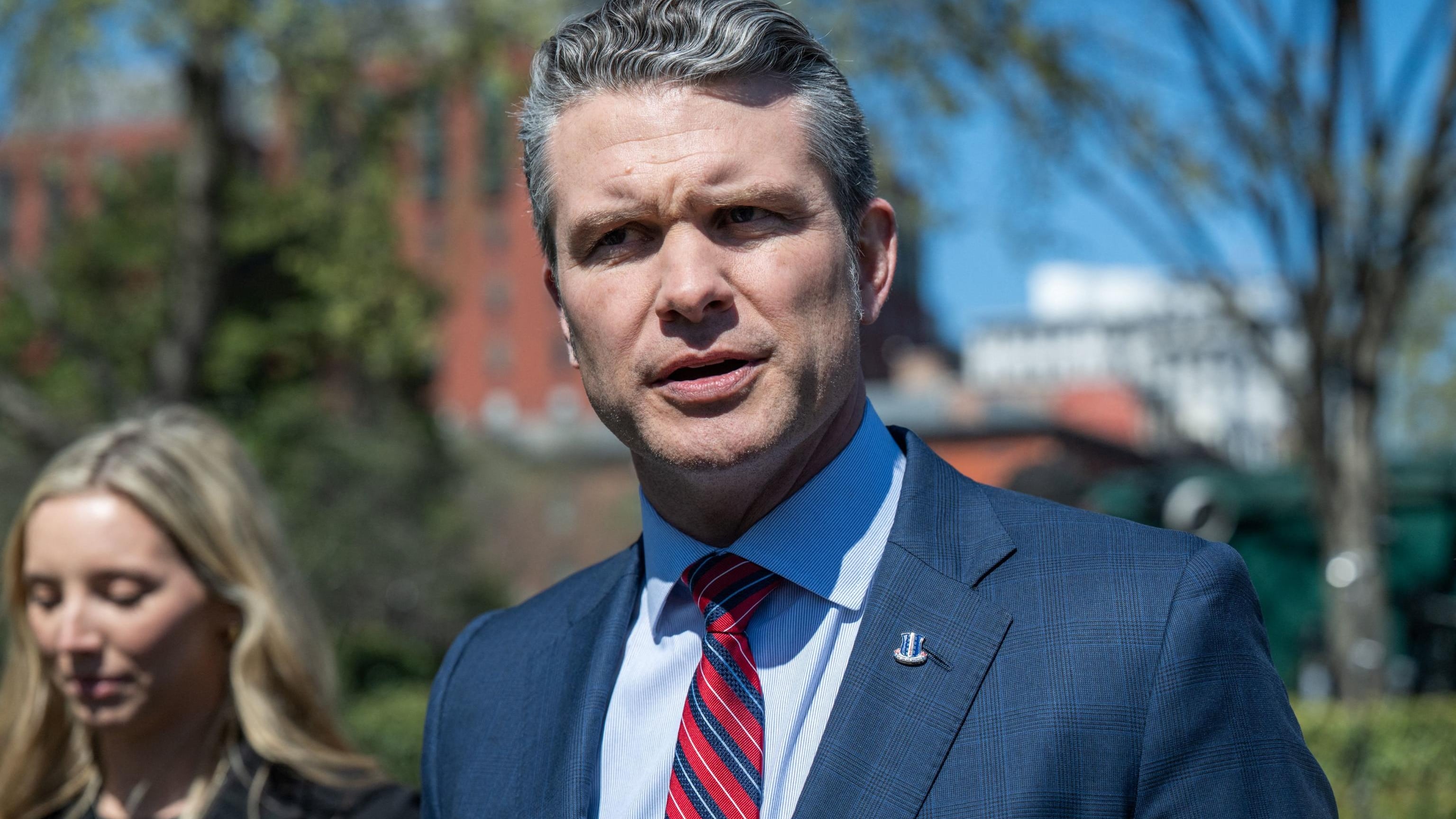 Pentagono, Hegseth ha condiviso piani di guerra con i familiari su Signal