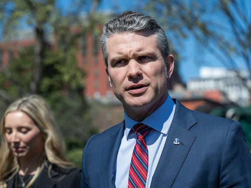 Pentagono, Hegseth ha condiviso piani di guerra con i familiari su Signal