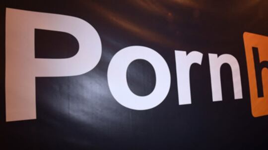Gli sponsor fuggono da PornHub per attività legate alla pedopornografia