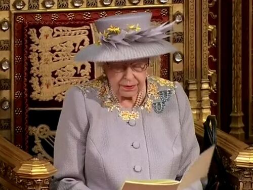 La Regina riappare in pubblico. Scompare il trono di Filippo